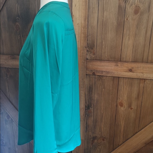 ❤️ 3/$25 Emerald green button up blouse Ann Taylor button down layering fall - Picture 3 of 7